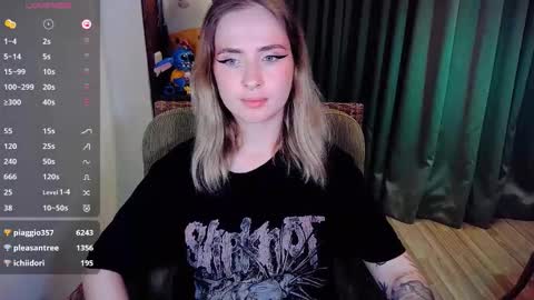 Snapshot of shyfoxxxy chatting on October 2025 06:40:01 PM Effie online show from October 2025 06:40:01 PM