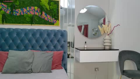 Sienna online show from November 2025 05:02:01 AM