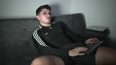 Snapshot of simoon_01 chatting on October 2025 03:40:02 AM SIMOON online show from October 2025 03:40:02 AM