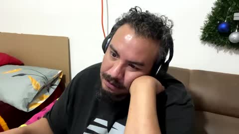 Snapshot of skinhell chatting on December 2024 12:04:01 AM Elias online show from December 2024 12:04:01 AM