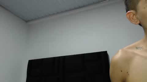 Snapshot of skinny_badboy chatting on December 2024 12:20:01 AM E R O S online show from December 2024 12:20:01 AM