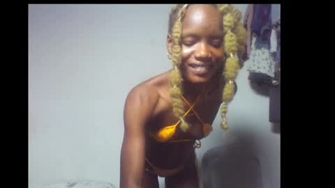 Snapshot of skinnybeauty1 chatting on December 2025 08:13:01 PM Linda independent model online show from December 2025 08:13:01 PM