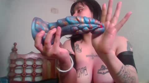 Snapshot of skinwalker_2712 chatting on October 2025 05:06:01 AM Skin online show from October 2025 05:06:01 AM