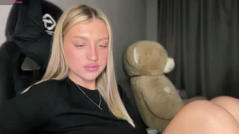 Snapshot of skyffi chatting on January 2025 07:15:01 PM GARRY AND SOPHIA online show from January 2025 07:15:01 PM