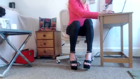 Snapshot of slutsuzy chatting on January 2025 09:27:01 AM Slut Suzy online show from January 2025 09:27:01 AM