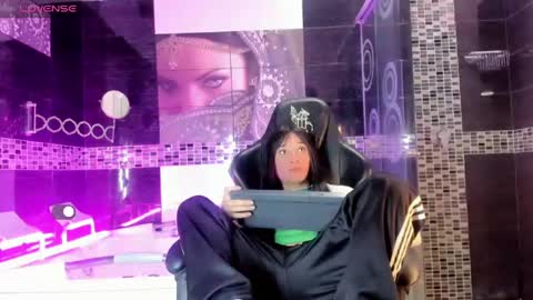Small Hot19 online show from May 2026 12:11:02 PM