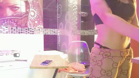 Small Hot19 online show from June 2026 01:13:01 PM