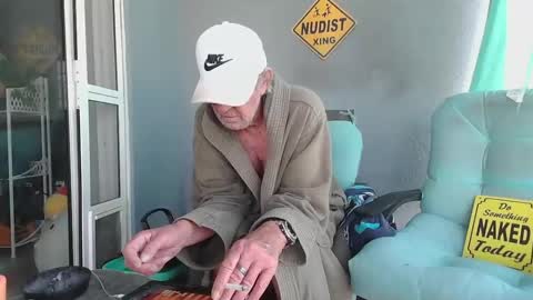 Snapshot of smallpenisbigtongue chatting on March 2025 01:17:01 PM Daddy online show from March 2025 01:17:01 PM