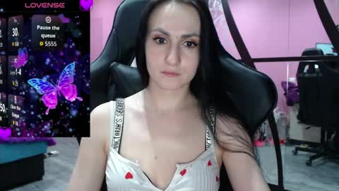 smile_cute_fox online show from April 2026 12:43:02 PM