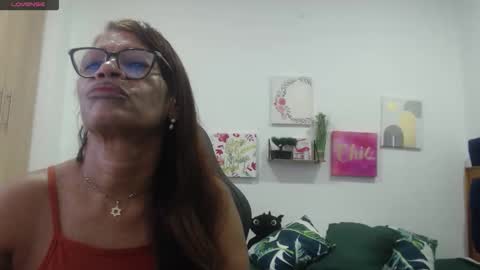 Snapshot of smilet_milf chatting on November 2025 12:38:01 PM Smileth online show from November 2025 12:38:01 PM