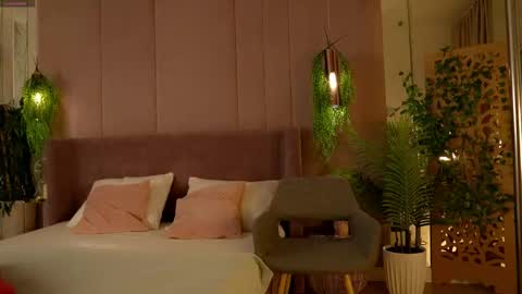 Mia online show from November 2025 05:07:01 AM