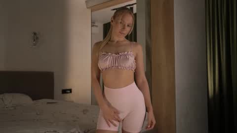 Candice Snow online show from October 2025 02:46:01 PM