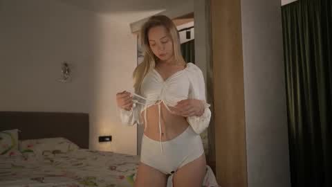 Candice Snow online show from November 2025 02:16:01 PM