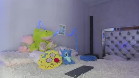 Snapshot of snowbabyxox chatting on March 2025 06:12:01 PM snowbabyxox online show from March 2025 06:12:01 PM