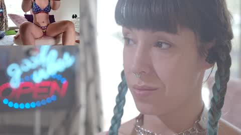 Sofi Mora online show from September 2025 01:21:01 PM