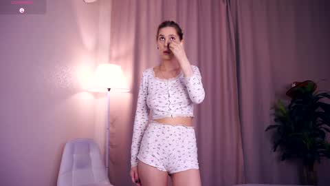 Snapshot of sofiabruno chatting on September 2025 06:29:01 AM Hi My name is Sofia Welcome to my room Please thumbs up - its important online show from September 2025 06:29:01 AM