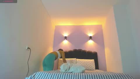 Sofia online show from November 2025 09:48:02 PM