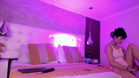 sofiathoompson online show from July 2026 09:32:02 PM