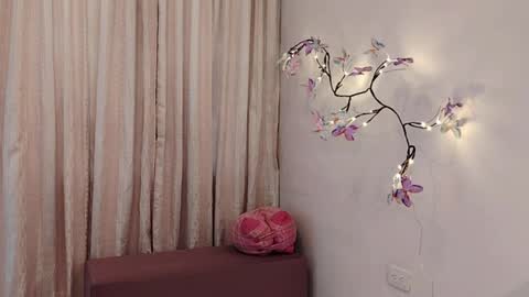 Sofi Bella online show from April 2026 07:00:01 PM