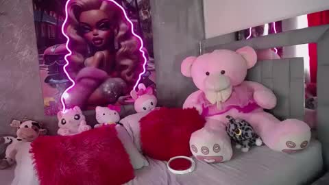 instagram    evalunavelez1. online show from October 2025 06:48:01 PM