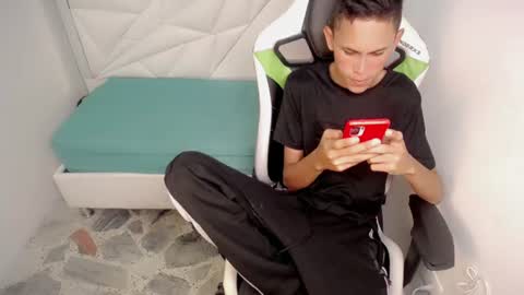 Snapshot of sombra_18 chatting on June 2026 04:57:01 AM ESTEBAN online show from June 2026 04:57:01 AM