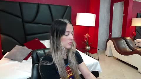 Snapshot of sophia_loreenn chatting on January 2025 02:13:01 PM Sofia online show from January 2025 02:13:01 PM