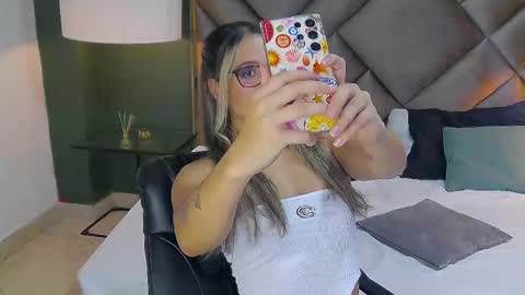 Snapshot of sophia_loreenn chatting on September 2025 03:02:01 PM Sofia online show from September 2025 03:02:01 PM