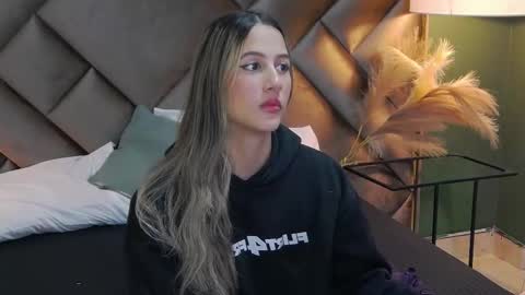 Snapshot of sophia_loreenn chatting on October 2025 01:54:01 PM Sofia online show from October 2025 01:54:01 PM