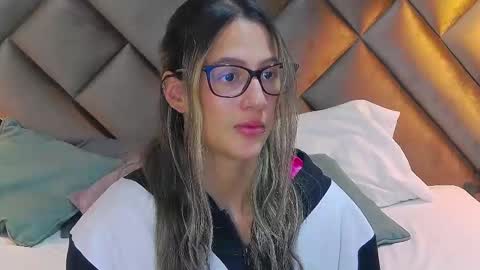 Sofia online show from December 2025 02:25:01 PM