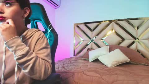 sophia_velvett online show from April 2026 12:00:02 PM