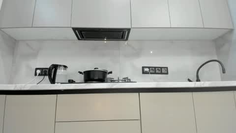 Mia online show from March 2026 05:13:02 AM