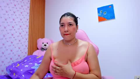 Snapshot of soyqeen chatting on May 2026 04:07:02 AM SoyQueen online show from May 2026 04:07:02 AM