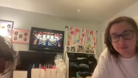 Snapshot of spacecase843 chatting on December 2024 11:19:01 PM TrndSettrz online show from December 2024 11:19:01 PM