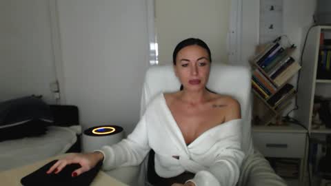 Carla online show from October 2025 04:51:01 PM