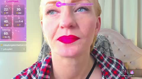 Snapshot of squirtymom chatting on December 2024 08:33:01 PM Alisa online show from December 2024 08:33:01 PM