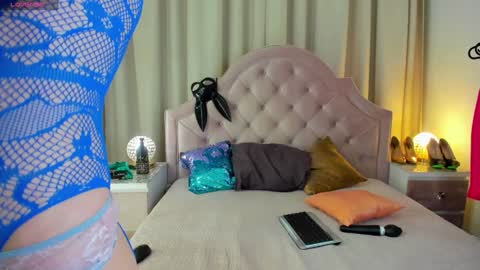 Snapshot of squirtymom chatting on January 2025 11:21:02 PM Alisa online show from January 2025 11:21:02 PM