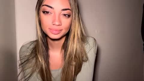 Mia online show from April 2026 10:19:02 AM