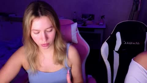 stefany_and_bettany online show from December 2025 01:53:01 PM