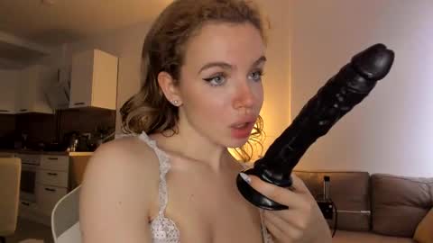 Snapshot of stella_vans chatting on October 2025 10:06:01 AM Asella online show from October 2025 10:06:01 AM