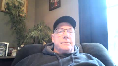 Snapshot of stew1014 chatting on December 2024 03:00:01 PM bobby online show from December 2024 03:00:01 PM
