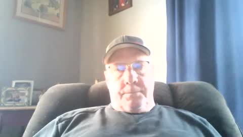 Snapshot of stew1014 chatting on January 2025 05:06:01 PM bobby online show from January 2025 05:06:01 PM