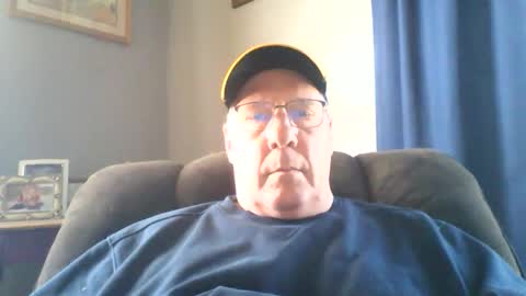 Snapshot of stew1014 chatting on February 2025 03:54:01 PM bobby online show from February 2025 03:54:01 PM