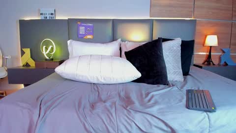 Stone Lee  online show from February 2025 10:43:02 AM