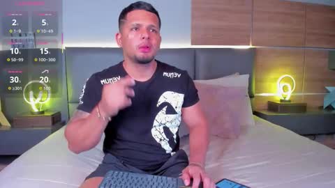 Stone Lee  online show from September 2025 06:18:01 AM