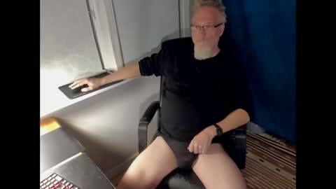 strip_m online show from December 2025 07:10:01 PM