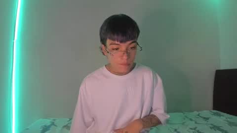 Snapshot of submissive_boyy_ chatting on January 2025 05:56:01 PM nico online show from January 2025 05:56:01 PM