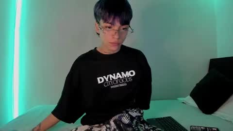 Snapshot of submissive_boyy_ chatting on February 2025 04:57:02 PM nico online show from February 2025 04:57:02 PM