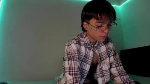 Snapshot of submissive_boyy_ chatting on February 2025 03:38:01 PM nico online show from February 2025 03:38:01 PM