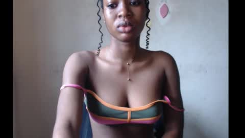 Snapshot of sugarmeltsxx chatting on October 2025 08:56:02 AM Bella online show from October 2025 08:56:02 AM