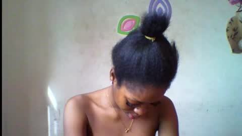 Snapshot of sugarmeltsxx chatting on October 2025 08:03:01 AM Bella online show from October 2025 08:03:01 AM